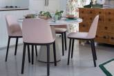 sala de jantar com cadeiras rosas